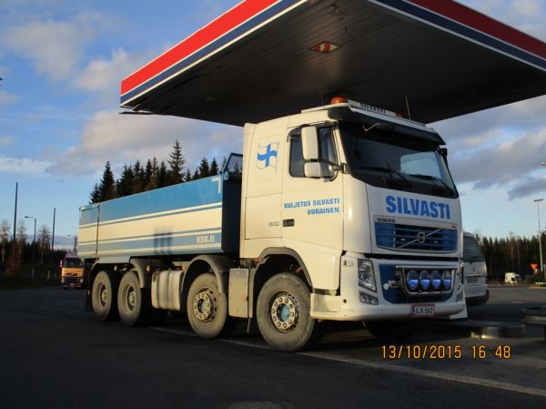 Kuljetus Silvastin Volvo FH600
Keski-Suomen kuljetus Oy:n ajossa oleva Kuljetus Silvastin Volvo FH600 sora-auto.
Avainsanat: KSK Silvasti Volvo FH600 ABC Hirvaskangas