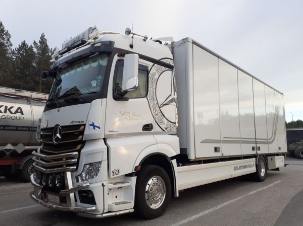 Klikkaa kuvaa nähdäksesi se täysikokoisena
==============
Kuljetus Silvolan MB 1835 Actros
Kuljetus Silvola Oy:n MB 1835 Actros jakeluauto.
Avainsanat: Silvola MB 1835 Actros ST1 Hirvaskangas 10 Kuljetus Silvolan MB 1835 Actros
Kuljetus Silvola Oy:n MB 1835 Actros jakeluauto.
Avainsanat: Silvola MB 1835 Actros ST1 Hirvaskangas 10