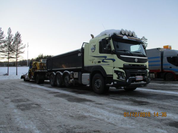 Kuljetus Simosen Volvo FMX540
Kuljetus Simosen Volvo FMX540 täysperävaunuyhdistelmä.
Avainsanat: Simonen Volvo FMX540 Shell Hirvaskangas