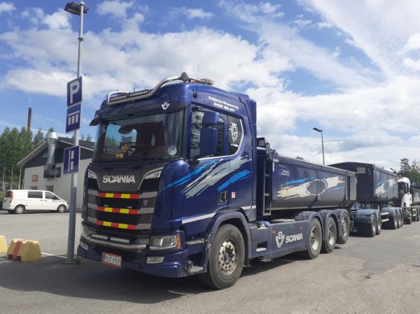 Kuljetus Sirjosen Scania R650
Kuljetus Sirjonen Oy:n Scania R650 sorayhdistelmä.
Avainsanat: Sirjonen Scania R650