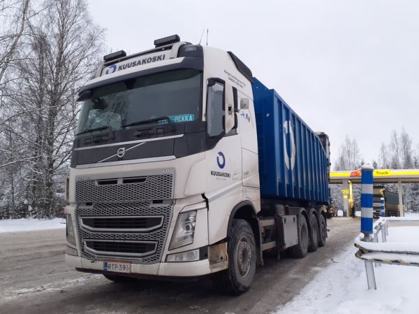 Kuljetus Sirjosen Volvo FH540
Kuljetus Sirjonen Oy:n nosturilla varustettu Volvo FH540 kuorma-auto.
Avainsanat: Kuusakoski Sirjonen Volvo FH540 ST1 Hirvaskangas Veli-Pekka