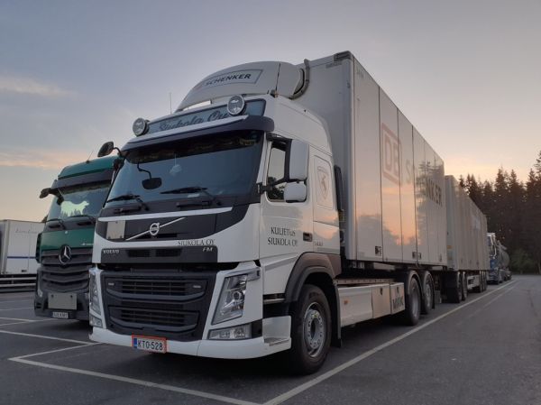 Kuljetus Siukolan Volvo FM500
Kuljetus  Siukola Oy:n Volvo FM500 täysperävaunuyhdistelmä.
Avainsanat: Siukola Volvo FM500 ABC Hirvaskangas