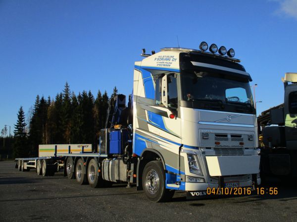 Kuljetus P Sorvarin Volvo FH
Kuljetus P Sorvari Oy:n nosturilla varustettu Volvo FH täysperävaunuyhdistelmä.
Avainsanat: Sorvari Volvo FH ABC Hirvaskangas 3 Criminaldivision