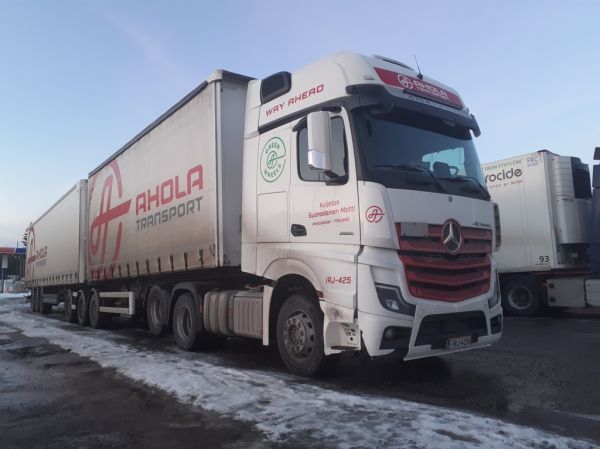 Kuljetus Suomalainen M MB 2651 Actros L
Ahola Transportin ajossa oleva Kuljetus Suomalainen M MB 2651 Actros L täysperävaunuyhdistelmä.
Avainsanat: Ahola-Transport Suomalainen MB 2651 ActrosL ABC Hirvaskangas