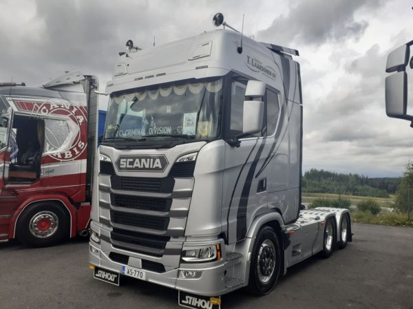 Klikkaa kuvaa nähdäksesi se täysikokoisena
==============
Kuljetus T Laaksosen Scania S770
Kuljetus T Laaksonen Oy:n Scania S770 rekkaveturi.
Avainsanat: Laaksonen Scania S770 Criminaldivision Himos25 Kuljetus T Laaksosen Scania S770
Kuljetus T Laaksonen Oy:n Scania S770 rekkaveturi.
Avainsanat: Laaksonen Scania S770 Criminaldivision Himos25