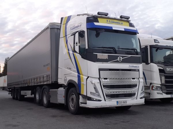 Klikkaa kuvaa nähdäksesi se täysikokoisena
==============
Kuljetus T Laaksosen Volvo FH460
Kuljetus T Laaksonen Oy:n Volvo FH460 puoliperävaunuyhdistelmä.
Avainsanat: Laaksonen Volvo FH460 ABC Hirvaskangas Kuljetus T Laaksosen Volvo FH460
Kuljetus T Laaksonen Oy:n Volvo FH460 puoliperävaunuyhdistelmä.
Avainsanat: Laaksonen Volvo FH460 ABC Hirvaskangas