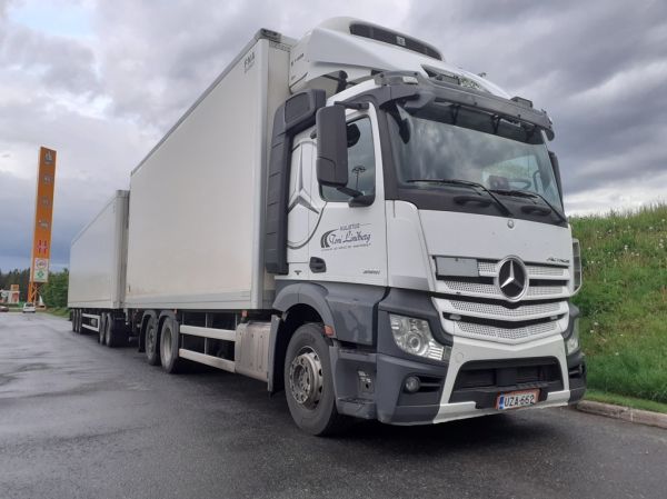 Kuljetus T Lindbergin MB 2551 Actros
Kuljetus T Lindbergin MB 2551 Actros täysperävaunuyhdistelmä.
Avainsanat: Lindberg MB 2551 Actros ABC Hirvaskangas