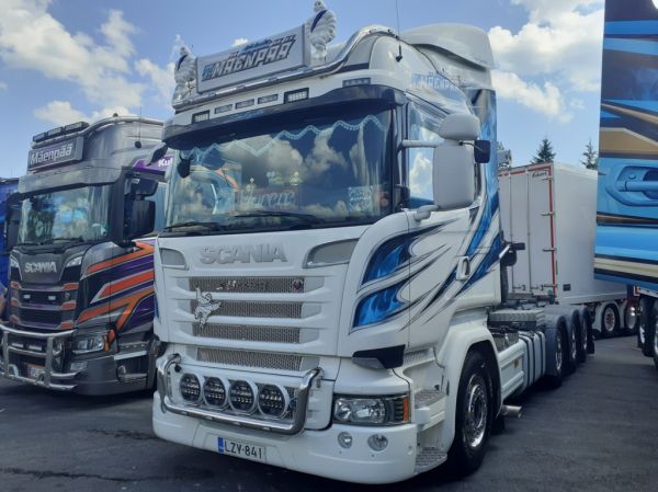 Kuljetus T Mäenpään Scania 
Kuljetus T Mäenpään Scania koukkulava-auto.
Avainsanat: Mäenpää Scania Himos25 Movere