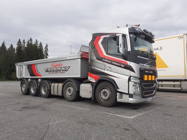 Kuljetus T Saaren Volvo FH
Kuljetus T Saari Ky:n Volvo FH sora-auto.
Avainsanat: Saari Volvo FH ABC Hirvaskangas