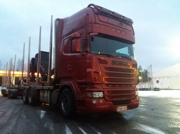 Kuljetus Tarkiaisen Scania 
Kuljetus Tarkiaisen Scania puutavarayhdistelmä.
Avainsanat: Tarkiainen Scania Shell Hirvaskangas