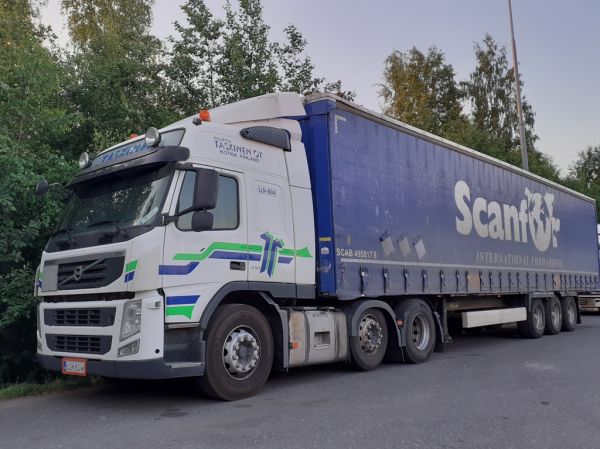 Kuljetus Taskisen Volvo FM410
Kuljetus Taskinen Oy:n Volvo FM410 puoliperävaunuyhdistelmä.
Avainsanat: Taskinen Volvo FM410 ABC Hirvaskangas Kari