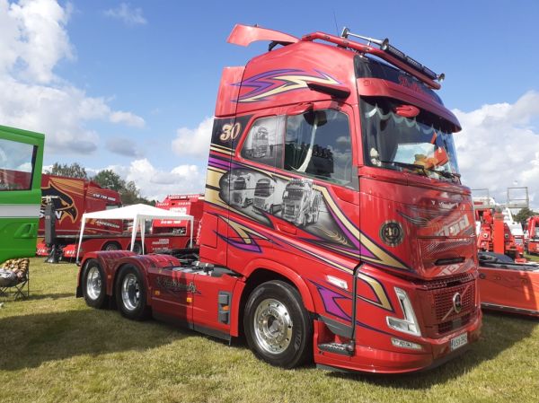 Kuljetus V Hulkkosen Volvo FH
Kuljetus V Hulkkonen Oy:n Volvo FH rekkaveturi.
Avainsanat: Hulkkonen Volvo FH Alahärmä