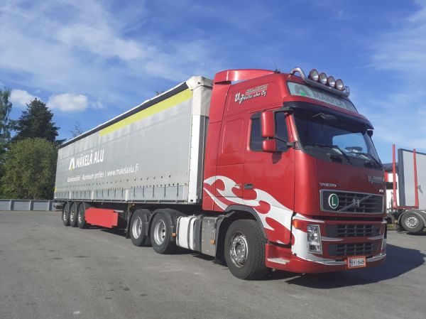 Kuljetus V&J Halla-ahon Volvo FH440
Kuljetus V&J Halla-aho Oy:n Volvo FH440 puoliperävaunuyhdistelmä.
Avainsanat: Halla-aho Mäkelä-Alu Volvo FH440