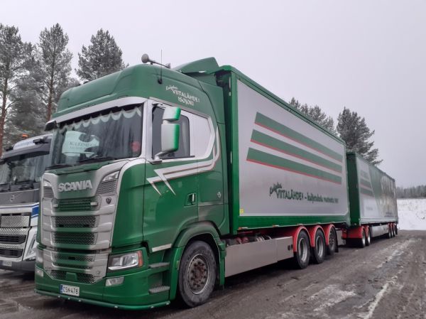 Kuljetus Viitalähteen Scania S590
Kuljetus Viitalähde Oy:n Scania S590 hakeyhdistelmä.
Avainsanat: Viitalähde Scania S590 ST1 Hirvaskangas