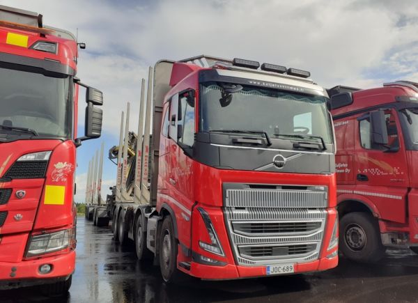 Klikkaa kuvaa nähdäksesi se täysikokoisena
==============
Kuljetus Villmanin Volvo FH16
Kuljetus Villman Oy:n Volvo FH16 puutavarayhdistelmä.
Avainsanat: Villman Volvo FH16 Kuljetus Villmanin Volvo FH16
Kuljetus Villman Oy:n Volvo FH16 puutavarayhdistelmä.
Avainsanat: Villman Volvo FH16