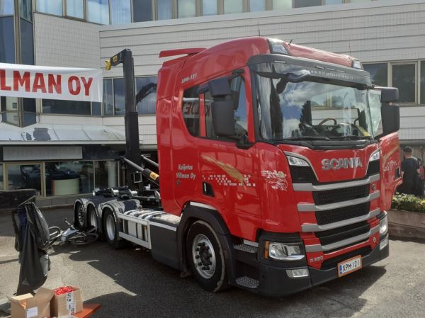Kuljetus Villmanin Scania R590
Kuljetus Villman Oy:n Scania R590 koukkulava-auto.
Avainsanat: Villman Scania R590 Viitasaari24