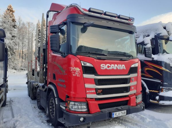 Kuljetus Villmanin Scania R590XT
Kuljetus Villman Oy:n Scania R590XT puutavara-auto.
Avainsanat: Villman Scania R590XT