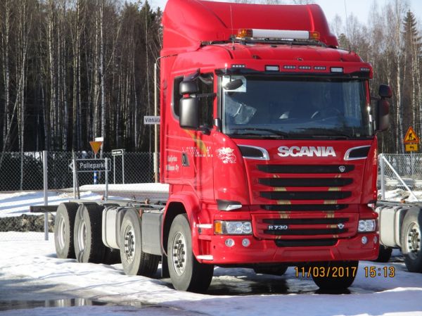 Kuljetus Villmanin Scania R730
Tuleva Kuljetus Villmanin Scania R730 puutavara-auton alusta Jyväskylän Scanian aitauksessa 11.3.2017.
Avainsanat: Villman Scania R730