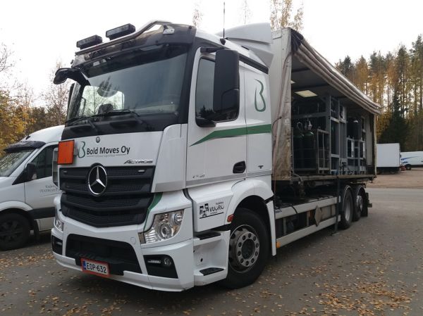 Kuljetus Vuorion MB 2551 Actros 
Bold Moves Oy:n ajossa oleva Kuljetus Vuorion MB 2551 Actros  vaihtolava-auto.
Avainsanat: Bold-Moves Vuorio MB 2551 Actros