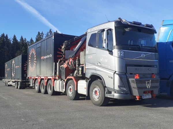 Kuljetus Welinin Volvo FH16
Kuljetus Welin Oy:n nosturilla varustettu Volvo FH16 täysperävaunuyhdistelmä.
Avainsanat: Welin Volvo FH16 ABC Hirvaskangas 12