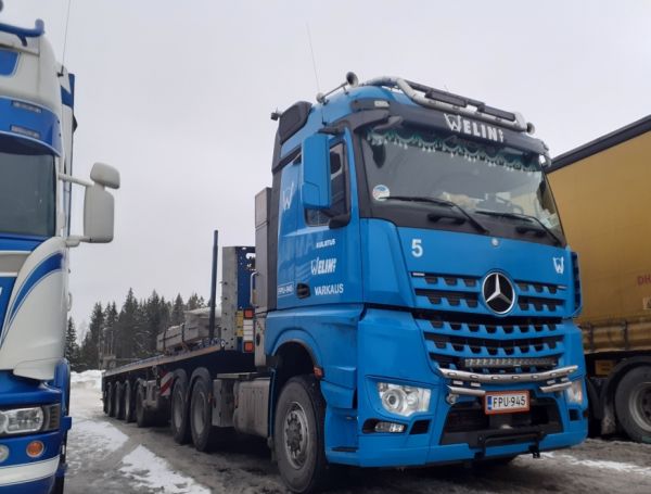 Kuljetus Welinin MB Actros
Kuljetus Welin Oy:n MB Actros puoliperävaunuyhdistelmä.

Avainsanat: Welin MB Actros ABC Hirvaskangas 5