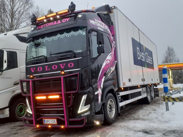 Kuljetus Wetomaan Volvo FH
Kuljetus Wetomaa Oy:n Volvo FH rahtiauto.
Avainsanat: Wetomaa Volvo FH Shell Hirvaskangas