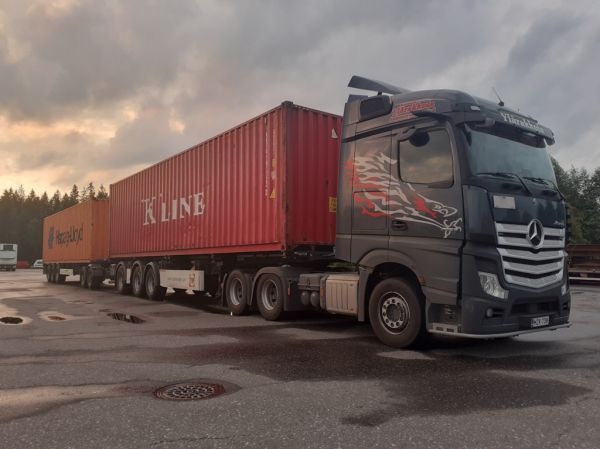Klikkaa kuvaa nähdäksesi se täysikokoisena
==============
Kuljetus Ylärakkolan MB 2653 Actros
Kuljetus Ylärakkola Oy:n MB 2653 Actros hct-yhdistelmä.
Avainsanat: Ylärakkola MB 2653 Actros ABC Hirvaskangas Hct Kuljetus Ylärakkolan MB 2653 Actros
Kuljetus Ylärakkola Oy:n MB 2653 Actros hct-yhdistelmä.
Avainsanat: Ylärakkola MB 2653 Actros ABC Hirvaskangas Hct