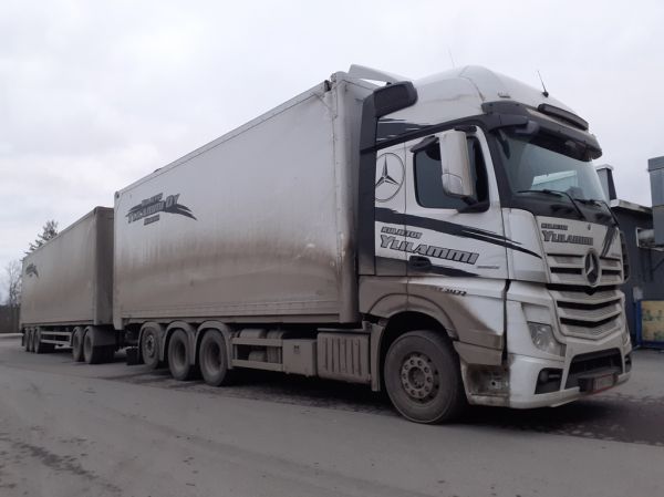 Kuljetus Ylilammin MB 3563 Actros
Kuljetus Ylilammin MB 3563 Actros täysperävaunuyhdistelmä.
Avainsanat: Ylilammi MB 3563 Actros Neste