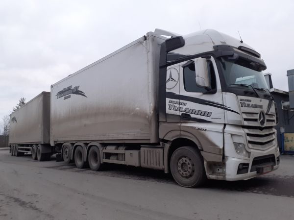 Kuljetus Ylilammin MB 3563 Actros
Kuljetus Ylilammin MB 3563 Actros täysperävaunuyhdistelmä.
Avainsanat: Ylilammi MB 3563 Actros