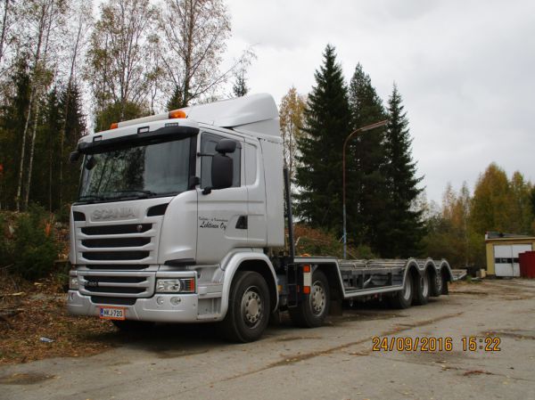 Kuljetus ja Koneurakointi Lehtisen Scania G490
Kuljetus ja Koneurakointi Lehtinen Oy:n Scania G490 koneenkuljetusauto.
Avainsanat: Kuljetus ja Koneurakointi Lehtinen Scania G490