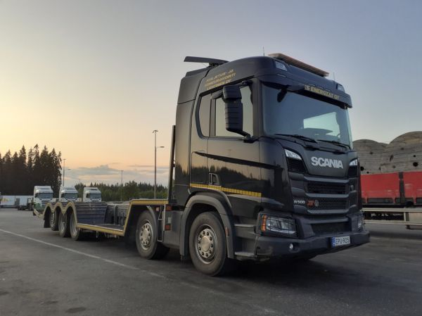 Kuljetus ja Koneurakointi Lehtisen Scania R500XT
Kuljetus ja Koneurakointi Lehtinen Oy:n Scania R500XT koneenkuljetusauto.
Avainsanat: Kuljetus ja Koneurakointi Lehtinen Scania R500XT ABC Hirvaskangas