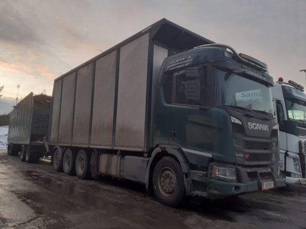 Kuljetus ja Koneurakointi Lehtisen Scania R730XT
Kuljetus ja Koneurakointi Lehtinen Oy:n Scania R730XT energiapuuyhdistelmä.
Avainsanat: Kuljetus ja Koneurakointi Lehtinen Scania R730XT Shell Hirvaskangas