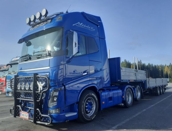 Kuljetus ja Koneurakointi M Mäkelän Volvo FH16
Kuljetus ja Koneurakointi M Mäkelä Ky:n Volvo FH16 puoliperävaunuyhdistelmä.
Avainsanat: M-Mäkelä Volvo FH16 ABC Hirvaskangas