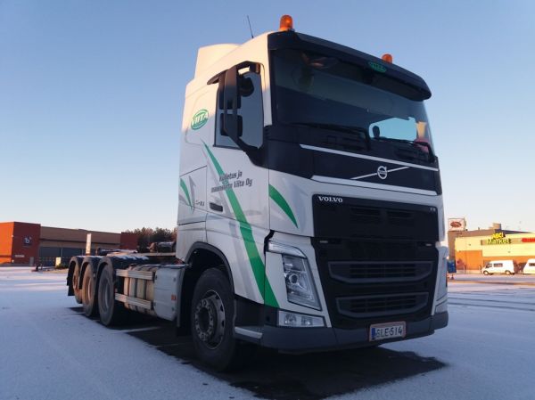 Kuljetus ja maansiirto Viidan Volvo FH540
Kuljetus ja maansiirto Viita Oy:n Volvo FH540 vaihtolava-auto.
Avainsanat: Viita Volvo FH540 ABC