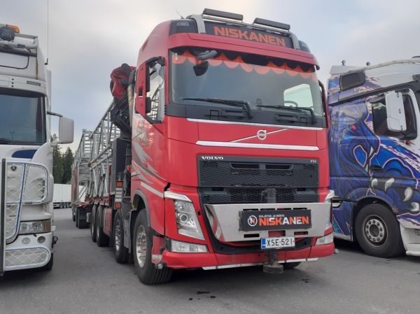 Kuljetus ja Nosto Niskasen Volvo FH
Kuljetus ja Nosto Niskanen Oy:n nosturilla varustettu Volvo FH täysperävaunuyhdistelmä.
Avainsanat: Kuljetus&Nosto Niskanen Volvo FH ABC Hirvaskangas