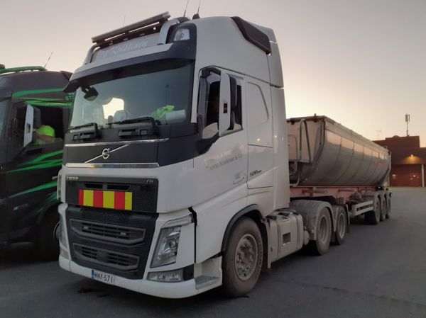 Kuljetus ja Koneurakointi T Koistinen&Co:n Volvo FH500
Kuljetus ja Koneurakointi T Koistinen&Co:n Volvo FH500 sorapuolikas.
Avainsanat: Koistinen&Co Volvo FH500 ABC Hirvaskangas