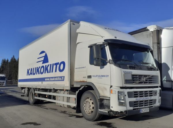 Kuljetuslenkin Volvo FM9
Kaukokiidon ajossa oleva Kuljetuslenkki Oy:n Volvo FM9 jakeluauto.
Avainsanat: Kaukokiito Kuljetuslenkki Volvo FM9 ABC Hirvaskangas