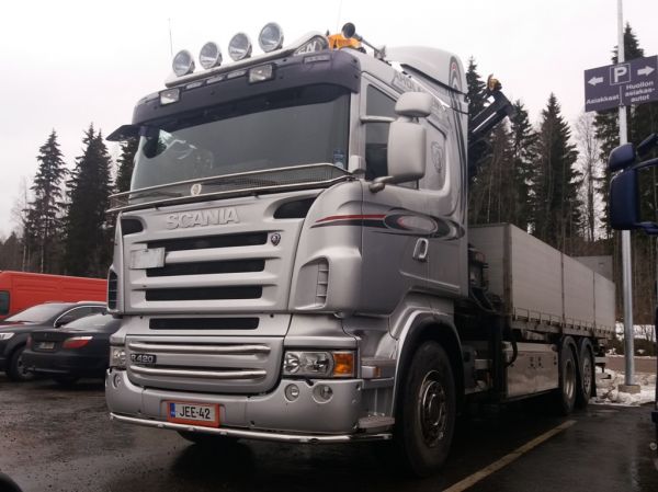 Kuljetusliike A Aholaisen Scania R420
Kuljetusliike A Aholainen Oy:n nosturilla varustettu Scania R420.
Avainsanat: Aholainen Scania R420