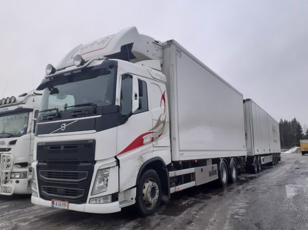 Kuljetusliike A Airaksisen Volvo FH540
Kuljetusliike A Airaksinen Oy:n Volvo FH540 täysperävaunuyhdistelmä.
Avainsanat: Airaksinen Volvo FH540 ABC Hirvaskangas 29