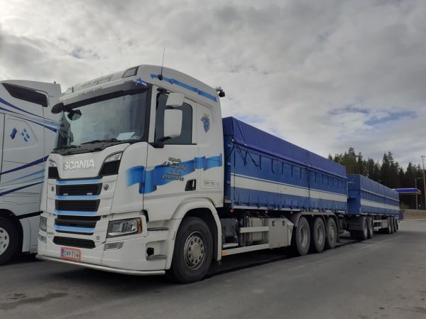 Kuljetusliike A.E Liljan Scania R650
Kuljetusliike AE Lilja Ky:n Scania R650 täysperävaunuyhdistelmä.

Avainsanat: Lilja Scania R650 ABC Hirvaskangas