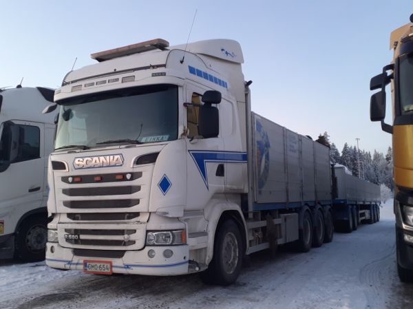 Kuljetusliike A Herrasen Scania R580
Kuljetusliike A Herrasen nosturilla varustettu Scania R580 täysperävaunuyhdistelmä.
Avainsanat: Herranen Scania R580 ABC Hirvaskangas Eikka