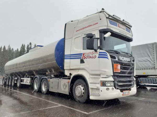 Kuljetusliike A Isotalon Scania R560 
Kuljetusliike A Isotalo Oy:n Scania R560 säiliöpuolikas.
Avainsanat: Isotalo Scania R560 ABC Hirvaskangas