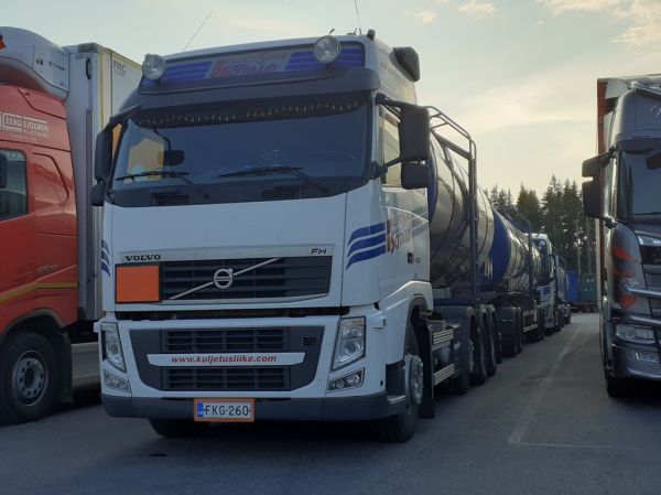 Kuljetusliike A Isotalon Volvo FH480
Kuljetusliike A Isotalo Oy:n Volvo FH480 säiliöyhdistelmä.
Avainsanat: Isotalo Volvo FH480 ABC Hirvaskangas