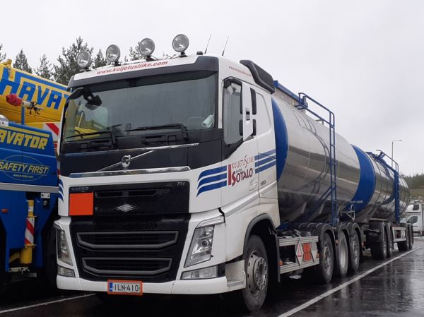 Kuljetusliike A Isotalon Volvo FH500
Kuljetusliike A Isotalo Oy:n Volvo FH500 säiliöyhdistelmä.
Avainsanat: Isotalo Volvo FH500 Shell Hirvaskangas