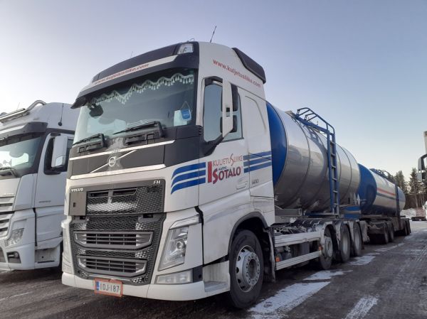 Kuljetusliike A Isotalon Volvo FH500 
Kuljetusliike A Isotalo Oy:n Volvo FH500 säiliöyhdistelmä.
Avainsanat: Isotalo Volvo FH500 ABC Hirvaskangas