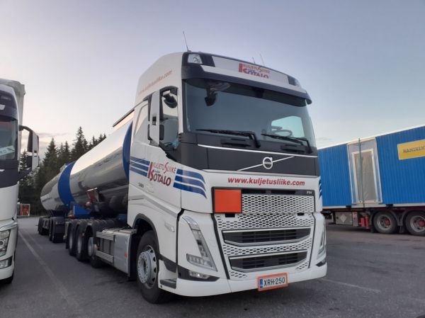 Kuljetusliike A Isotalon Volvo FH500
Kuljetusliike A Isotalo Oy:n Volvo FH500 säiliöyhdistelmä.
Avainsanat: Isotalo Volvo FH500 ABC Hirvaskangas