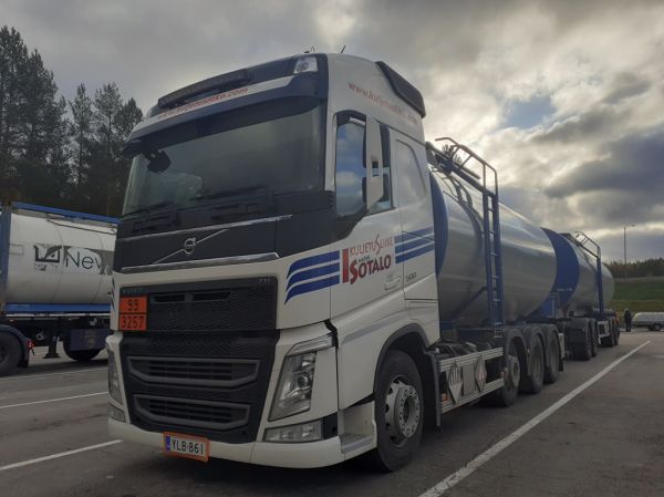 Kuljetusliike A Isotalon Volvo FH500
Kuljetusliike A Isotalo Oy:n Volvo FH500 säiliöyhdistelmä.
Avainsanat: Isotalo Volvo FH500 Shell Hirvaskangas