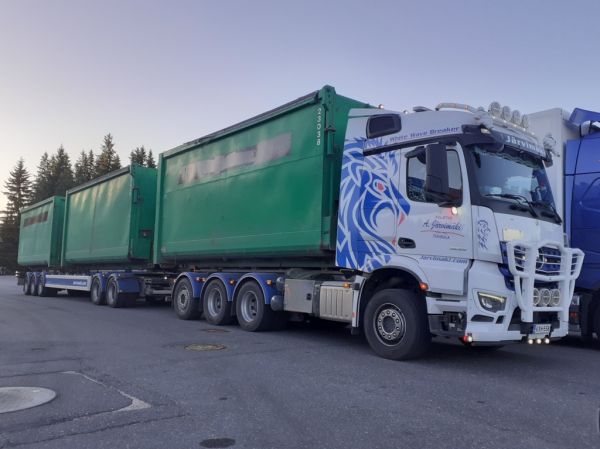 Klikkaa kuvaa nähdäksesi se täysikokoisena
==============
Kuljetus A Järvimäen MB 3253 Arocs
Kuljetus A Järvimäki Oy:n MB 3253 Arocs "White Wave Breaker" täysperävaunuyhdistelmä.
Avainsanat: Järvimäki MB 3253 Arocs White Wave Breaker ABC Hirvaskangas Kuljetus A Järvimäen MB 3253 Arocs
Kuljetus A Järvimäki Oy:n MB 3253 Arocs "White Wave Breaker" täysperävaunuyhdistelmä.
Avainsanat: Järvimäki MB 3253 Arocs White Wave Breaker ABC Hirvaskangas