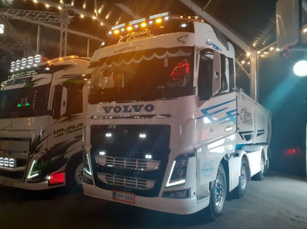 Klikkaa kuvaa nähdäksesi se täysikokoisena
==============
Kuljetusliike A Lahtisen Volvo FH
Hämeen Kuljetus Oy:n ajossa oleva Kuljetusliike A Lahtinen Oy:n Volvo FH sora-auto.
Avainsanat: Lahtinen Volvo FH Hämeen Kuljetus Himos26 Kuljetusliike A Lahtisen Volvo FH
Hämeen Kuljetus Oy:n ajossa oleva Kuljetusliike A Lahtinen Oy:n Volvo FH sora-auto.
Avainsanat: Lahtinen Volvo FH Hämeen Kuljetus Himos26
