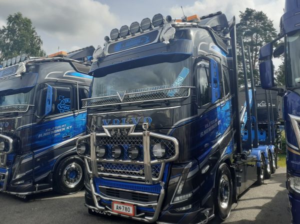 Kuljetusliike A Niemisen Volvo FH16
Kuljetusliike A Nieminen Ky:n Volvo FH16 puutavara-auto.
Avainsanat: Nieminen Volvo FH16 Himos26 Samu